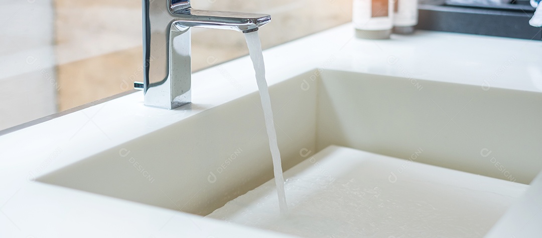 Água que flui para a bacia moderna da pia, água da torneira, anti-séptico, conceito de higiene pessoal e saúde