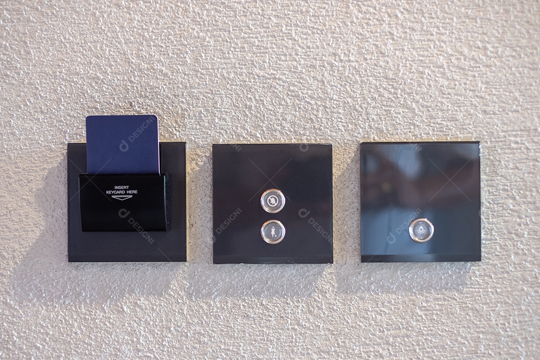 dedo liga ou desliga o interruptor de luz moderno na parede em casa. Conceitos de economia de energia, energia, eletricidade e estilo de vida