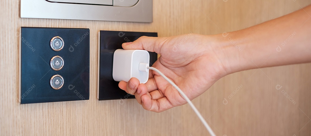 Desconectando ou conectando o dispositivo de eletricidade em casa. Conceitos de economia de energia, energia, eletricidade e estilo de vida