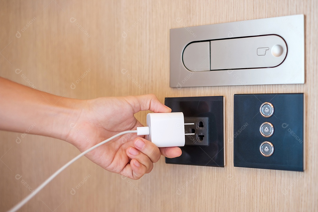 Desconectando ou conectando o dispositivo de eletricidade em casa. Conceitos de economia de energia, energia, eletricidade e estilo de vida