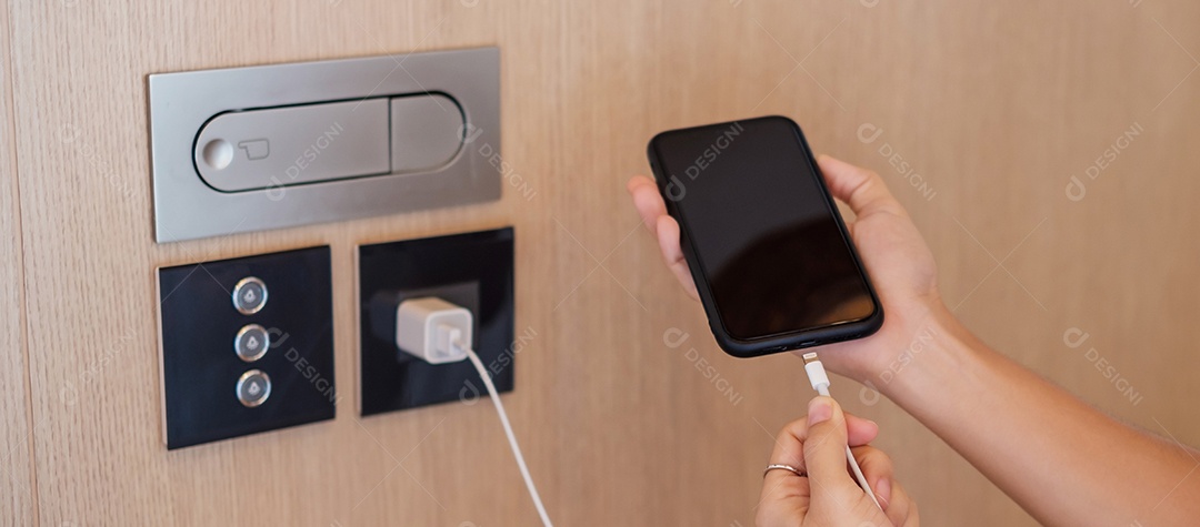 Bateria de carregamento manual no smartphone móvel. Tecnologia, múltiplos conceitos de compartilhamento e recarga