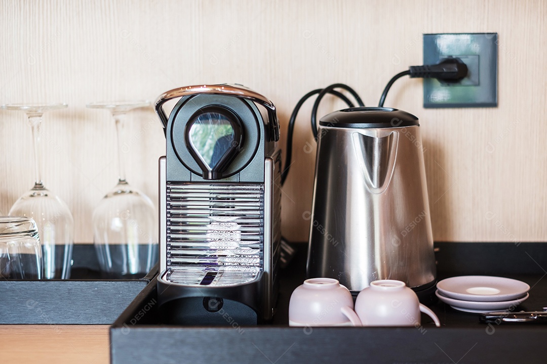 Máquina de cápsulas de café expresso e xícara na mesa