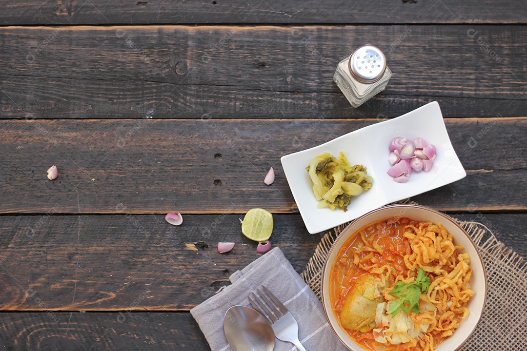 Comida Tailandesa, Sopa de Macarrão Com Curry ao Estilo do Norte