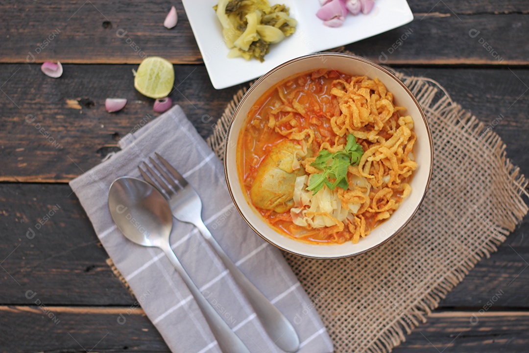 Comida Tailandesa, Sopa de Macarrão Com Curry ao Estilo do Norte