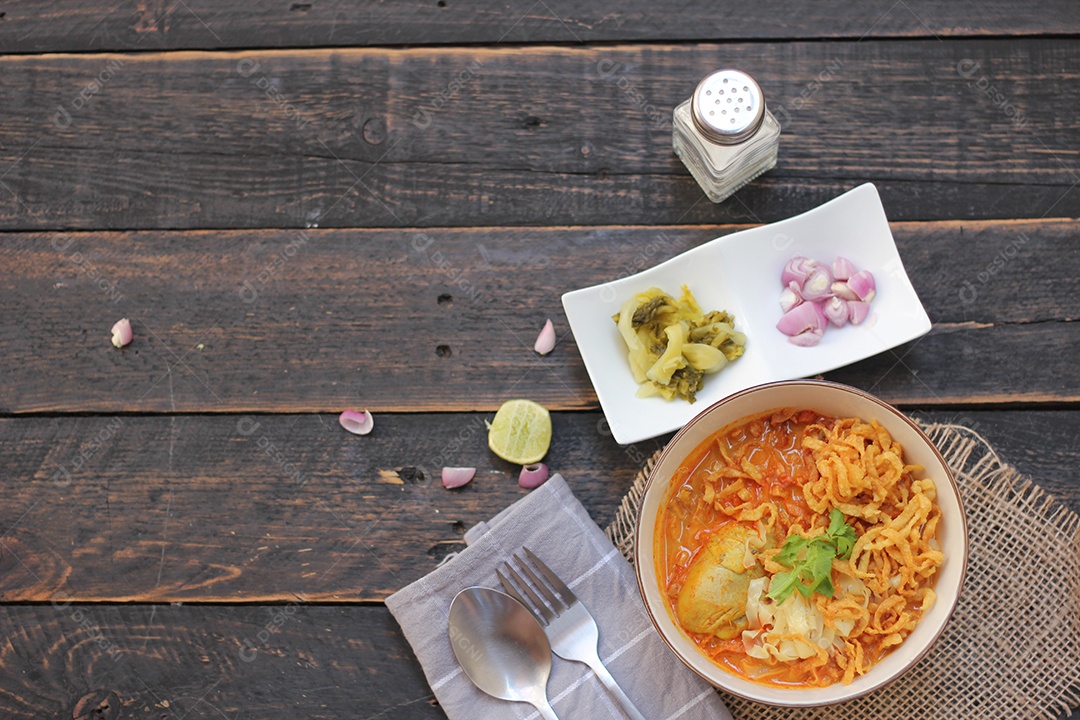 Comida Tailandesa, Sopa de Macarrão Com Curry ao Estilo do Norte