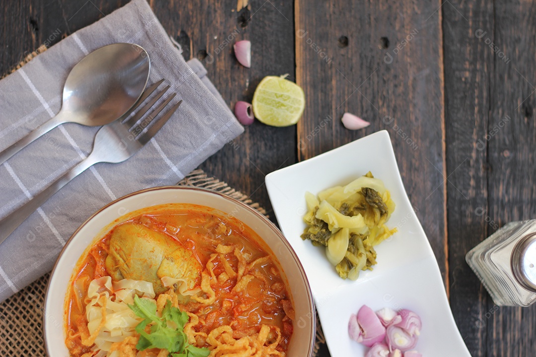 Comida Tailandesa, Sopa de Macarrão Com Curry ao Estilo do Norte