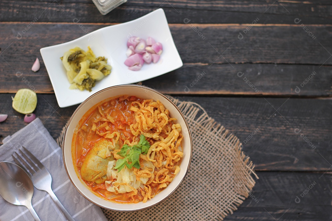 Comida Tailandesa, Sopa de Macarrão Com Curry ao Estilo do Norte