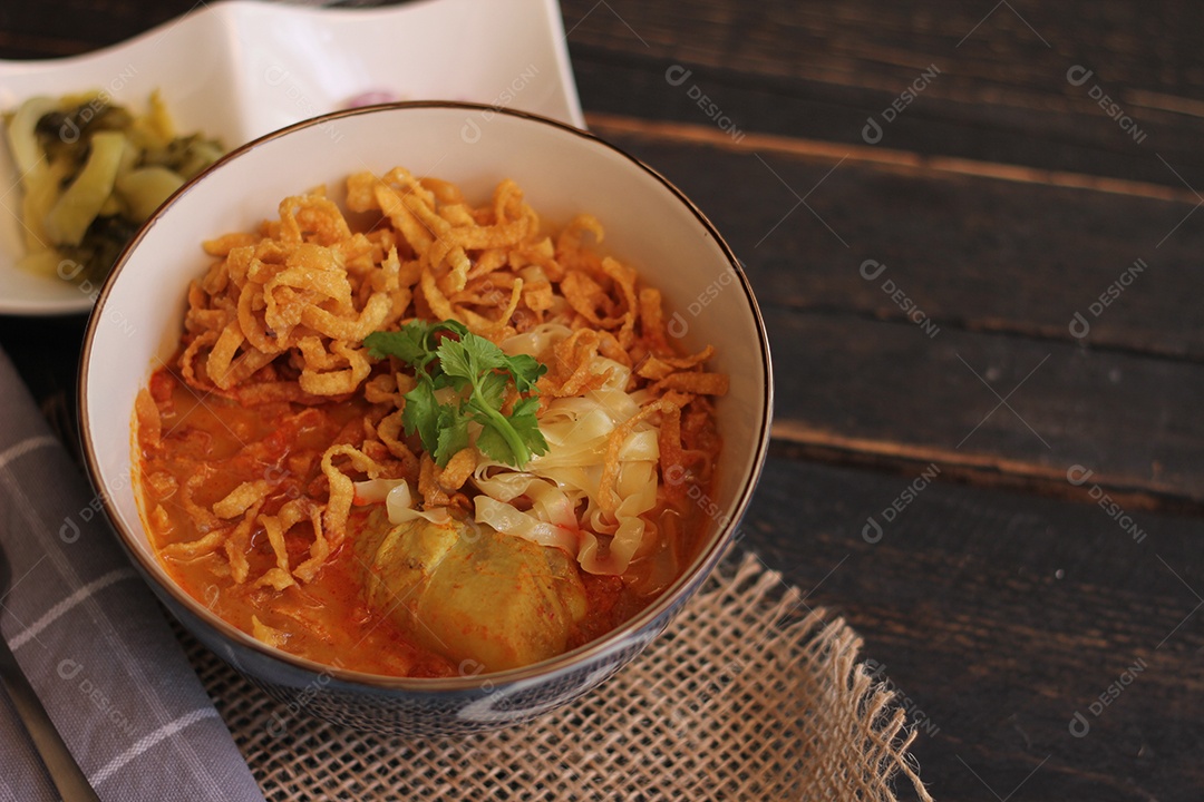 Comida Tailandesa, Sopa de Macarrão Com Curry ao Estilo do Norte