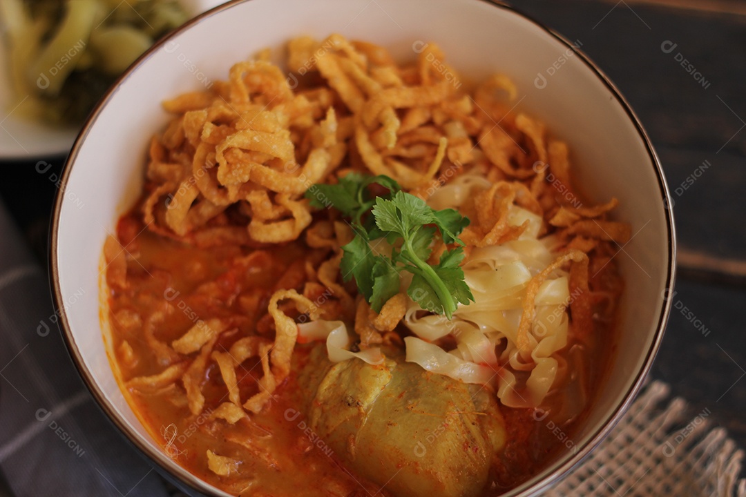 Comida Tailandesa, Sopa de Macarrão Com Curry ao Estilo do Norte