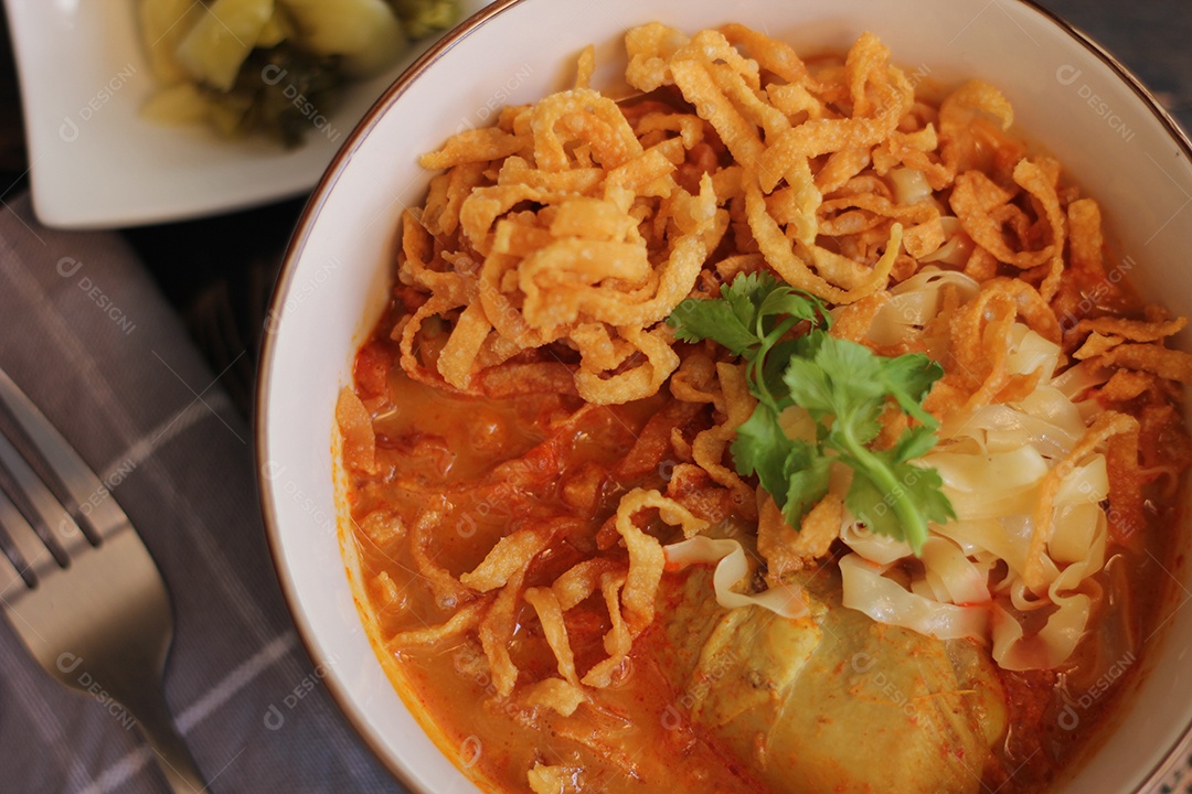 Comida Tailandesa, Sopa de Macarrão Com Curry ao Estilo do Norte