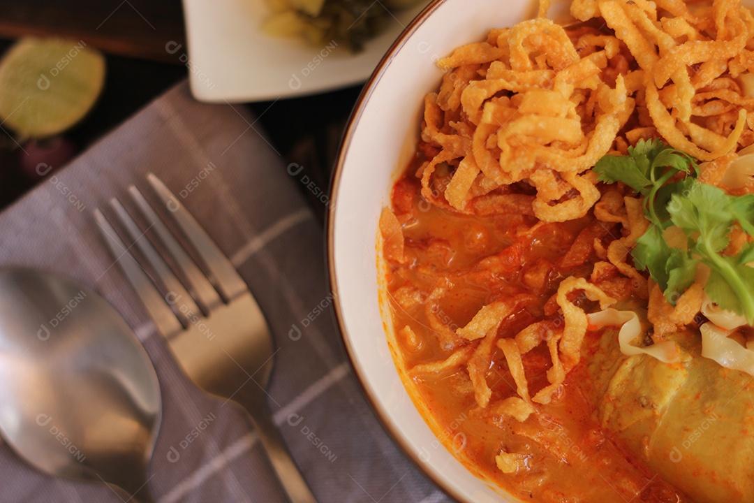 Comida Tailandesa, Sopa de Macarrão Com Curry ao Estilo do Norte