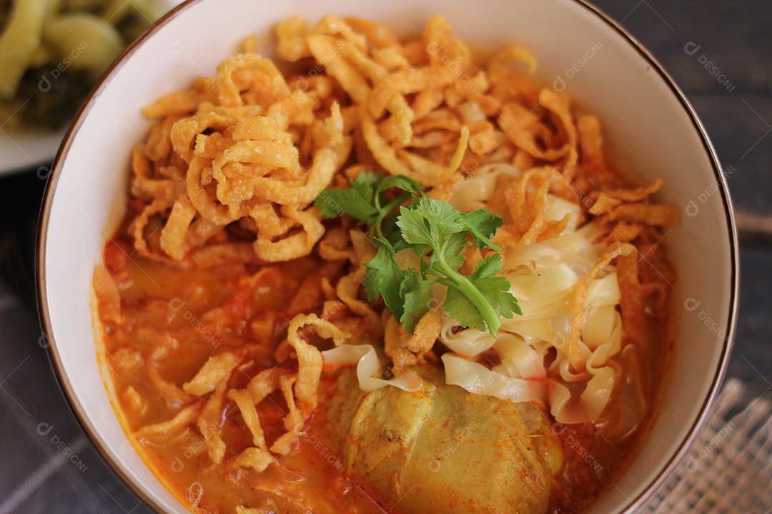 Comida Tailandesa, Sopa de Macarrão Com Curry ao Estilo do Norte