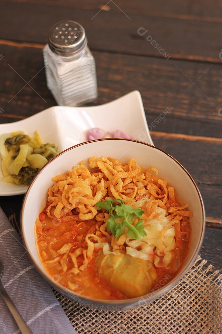 Comida Tailandesa, Sopa de Macarrão Com Curry ao Estilo do Norte