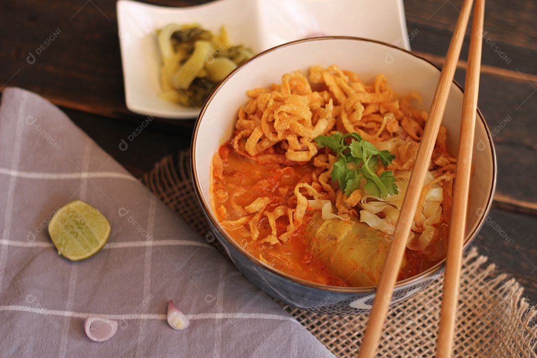 Comida Tailandesa, Sopa de Macarrão Com Curry ao Estilo do Norte