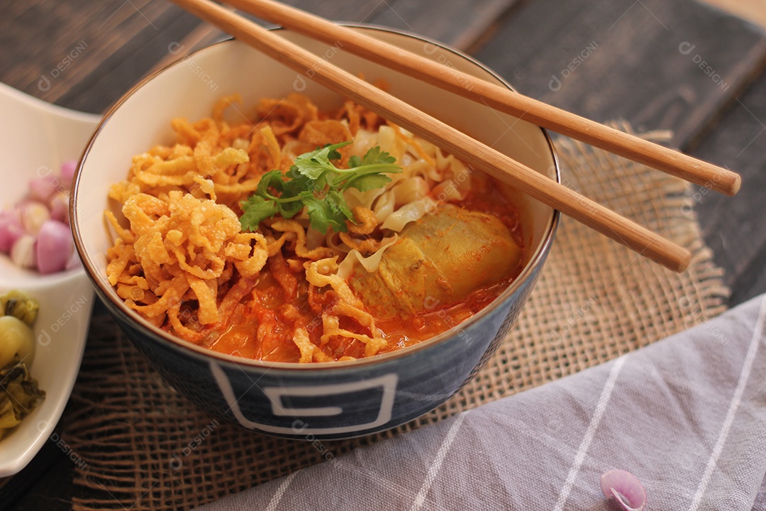 Comida Tailandesa, Sopa de Macarrão Com Curry ao Estilo do Norte