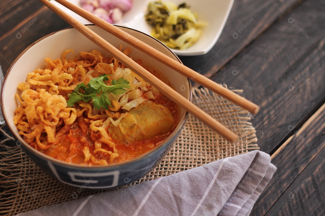 Comida tailandesa, sopa de macarrão com curry ao estilo do norte