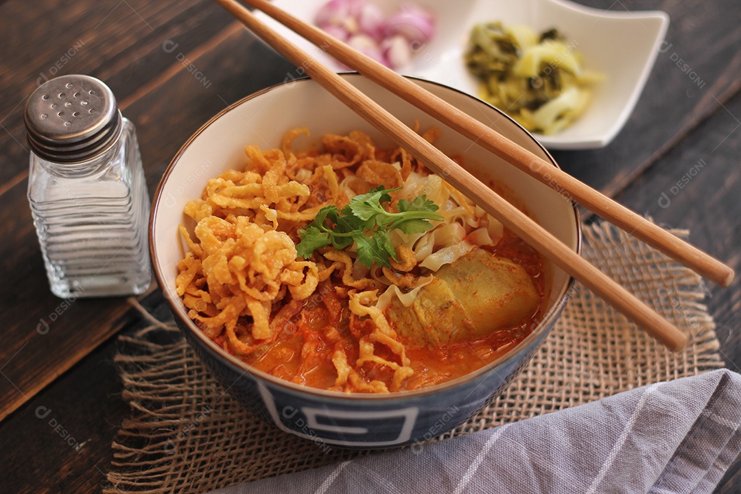 Comida tailandesa, sopa de macarrão com curry ao estilo do norte