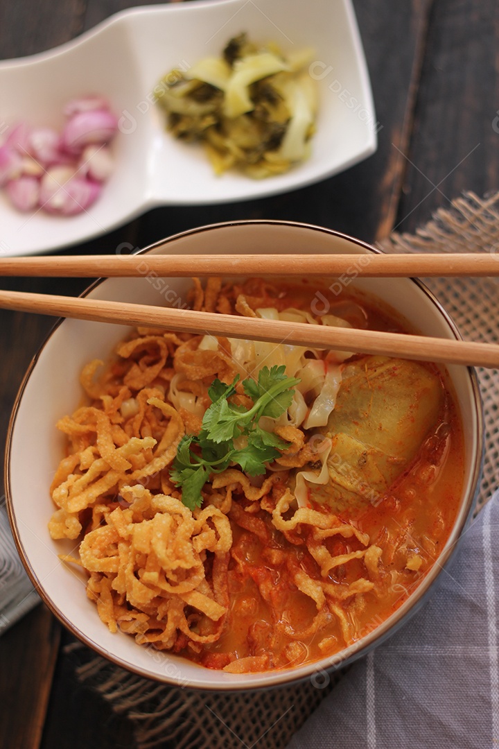 Comida tailandesa, sopa de macarrão com curry ao estilo do norte