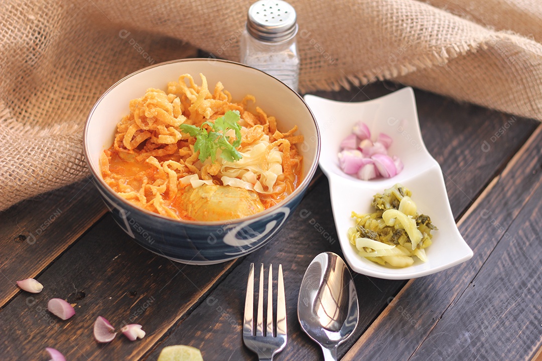 Comida tailandesa, sopa de macarrão com curry ao estilo do norte