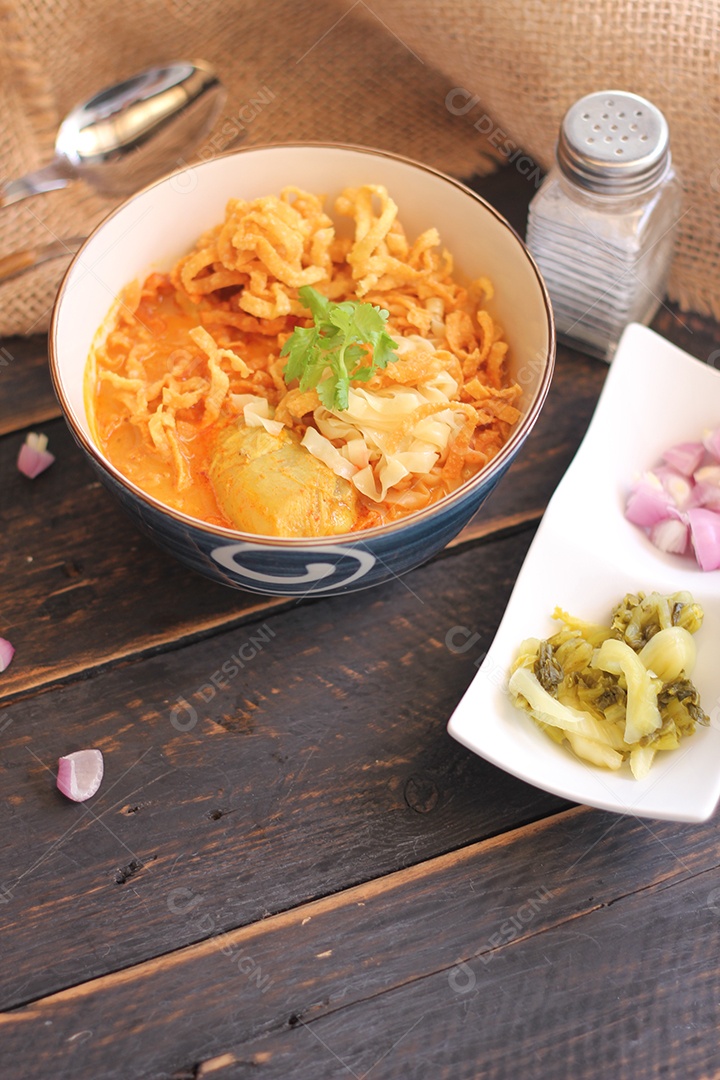 Comida tailandesa, sopa de macarrão com curry ao estilo do norte