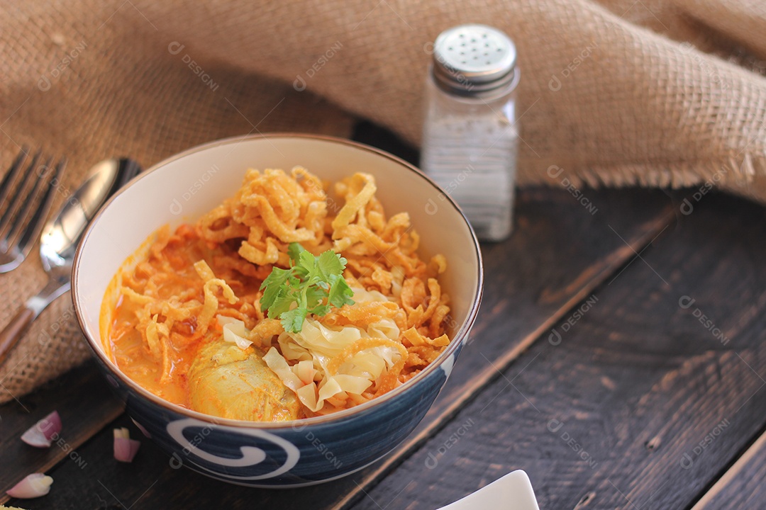 Comida tailandesa, sopa de macarrão com curry ao estilo do norte