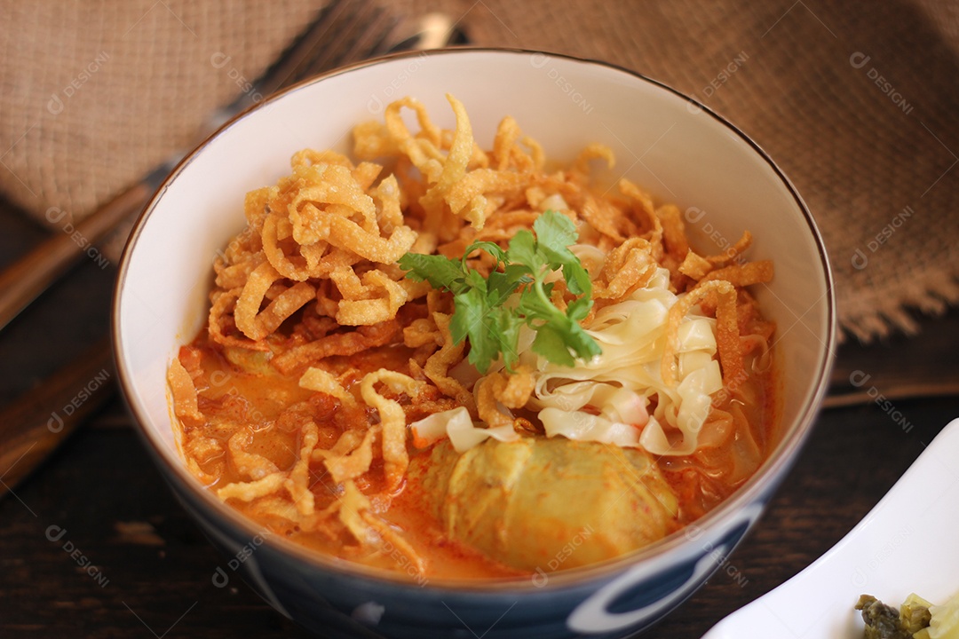 Comida tailandesa, sopa de macarrão com curry ao estilo do norte