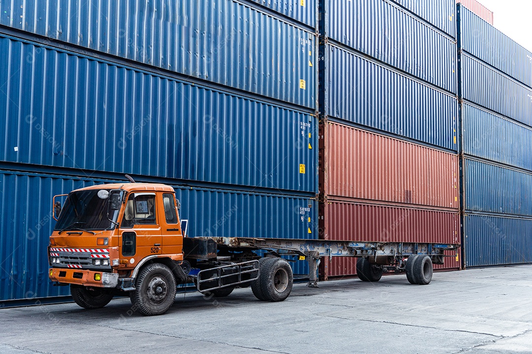 Antecedentes do caminhão no depósito de contêineres se preparando para levantar o carro
