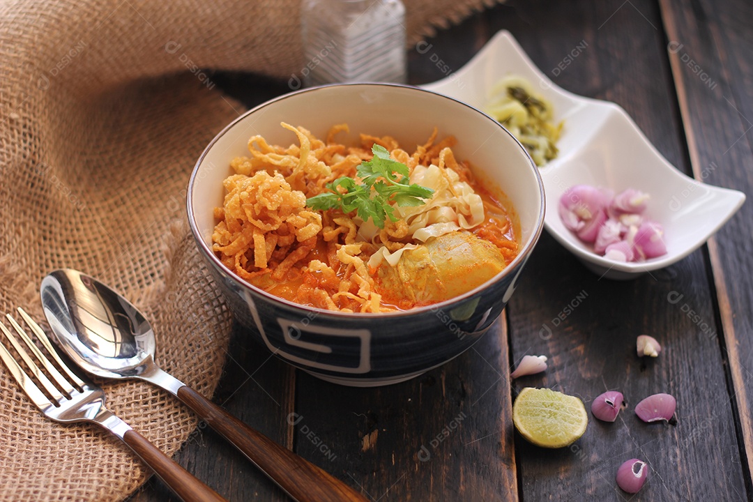 Comida tailandesa, sopa de macarrão com curry ao estilo do norte