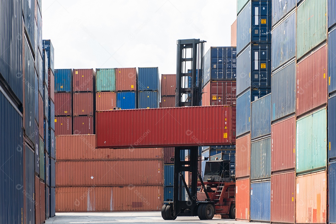 O fundo da caixa do recipiente de levantamento do caminhão de empilhadeira