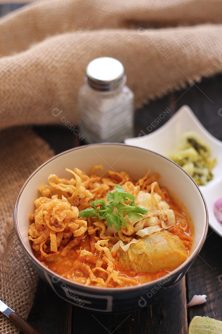 Comida tailandesa, sopa de macarrão com curry ao estilo do norte