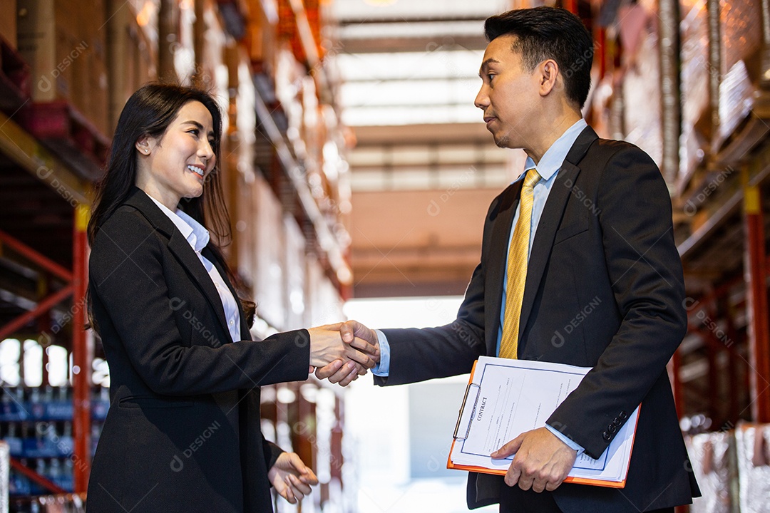 Mulher de negócios asiática apertando a mão com o gerente da empresa