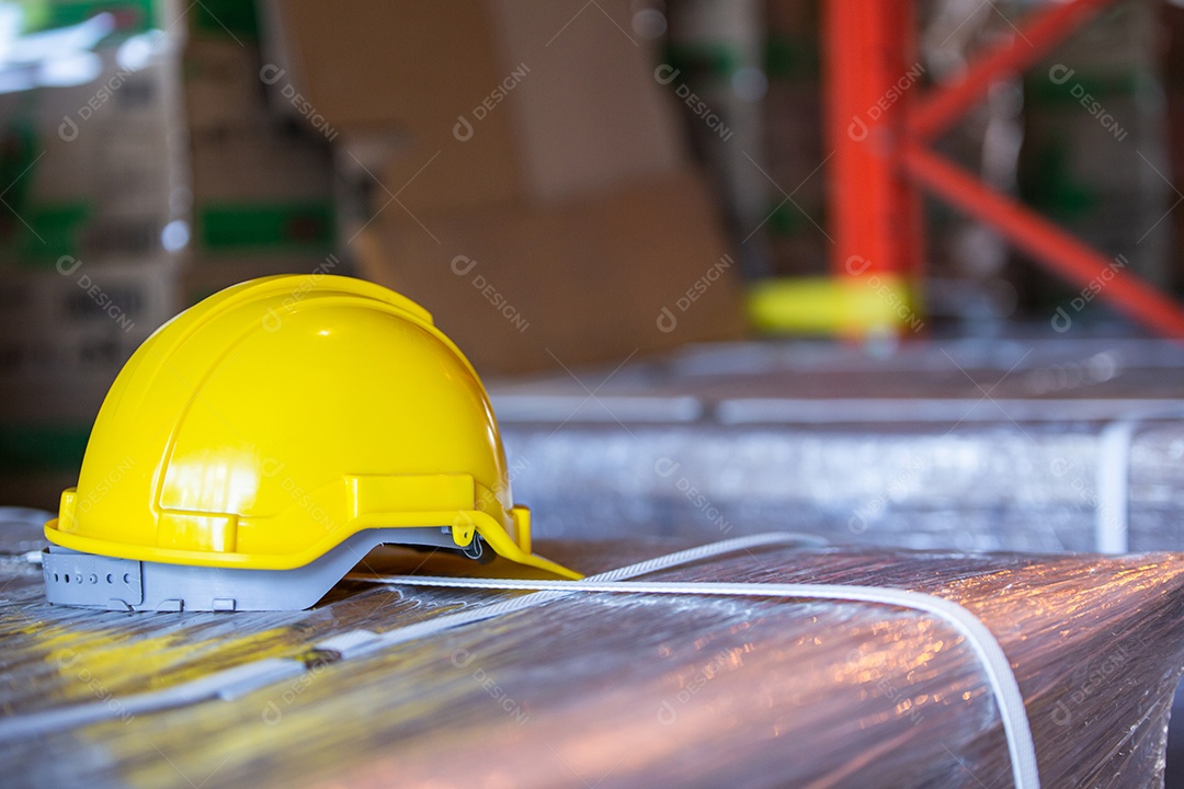 Capacete de construção ou capacete de fábrica no armazém da fábrica