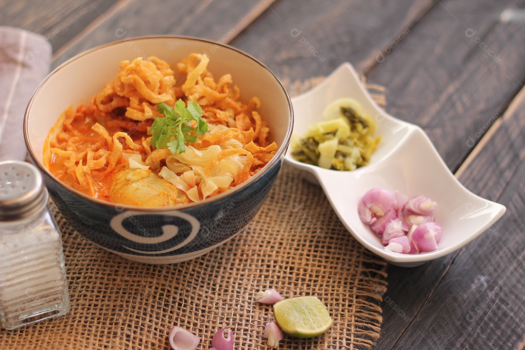 Comida tailandesa, sopa de macarrão com curry ao estilo do norte