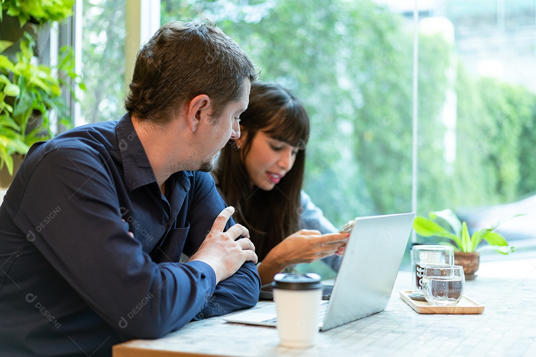 Homem e mulher se encontram e trabalham na cafeteria