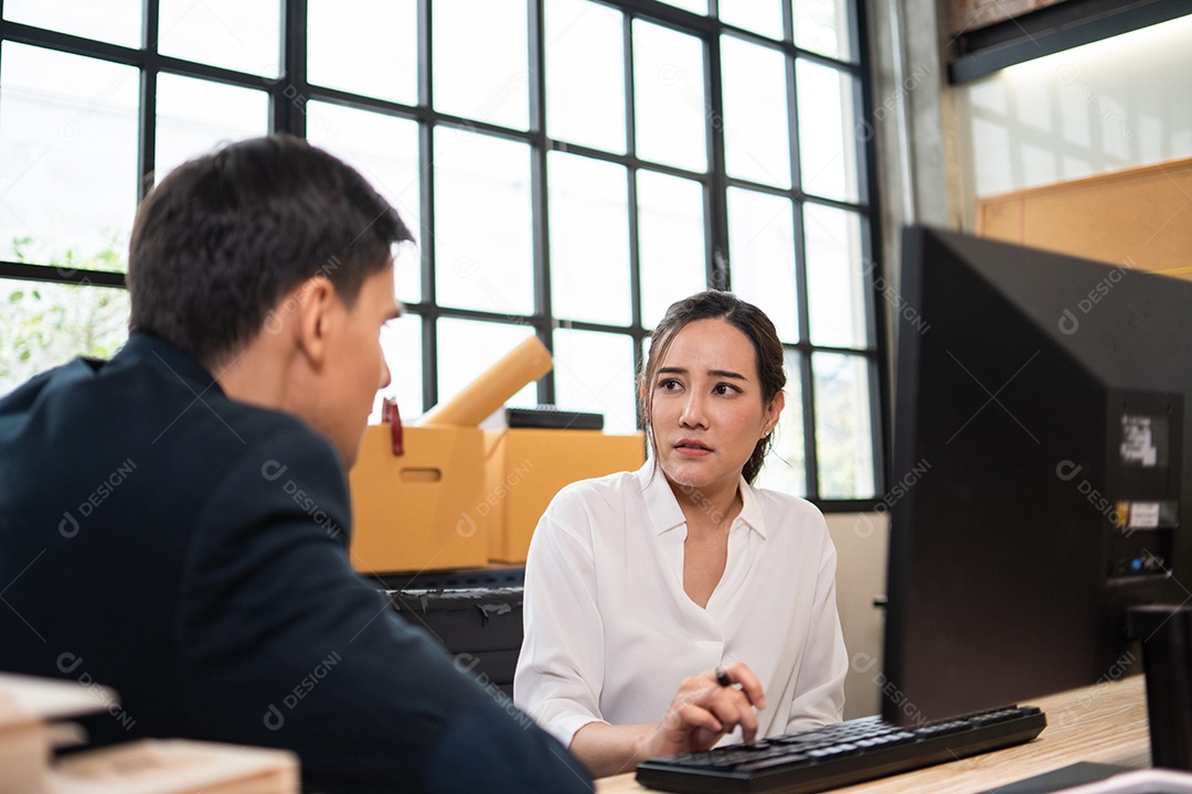 Funcionária sentada e ouvindo comentários do cliente