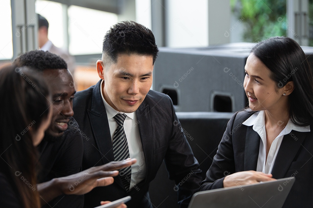 Grupo de empresários de diversidade que atendem consultas de clientes