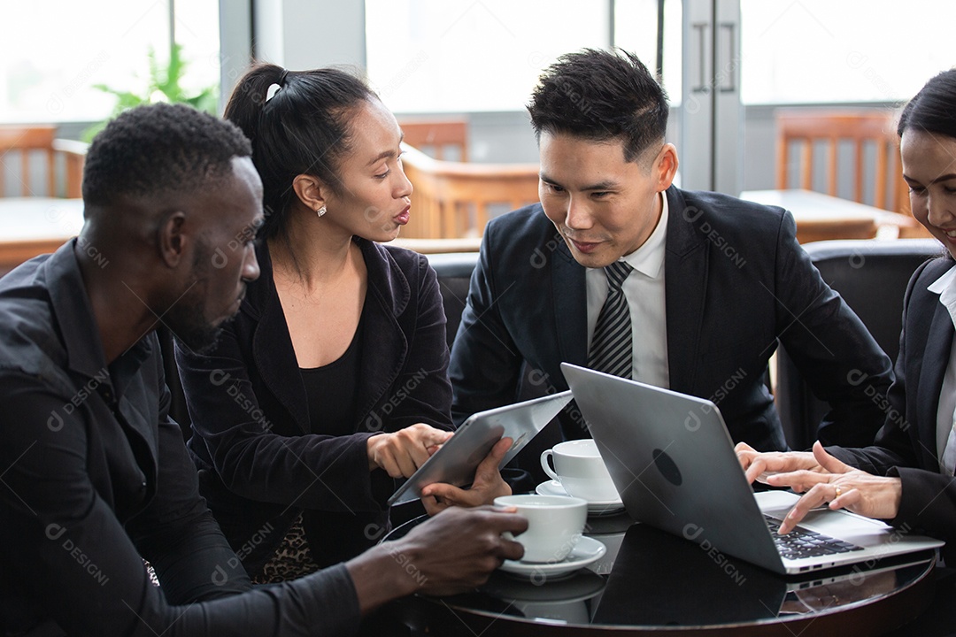 Grupo de empresários de diversidade que atendem consultas de clientes