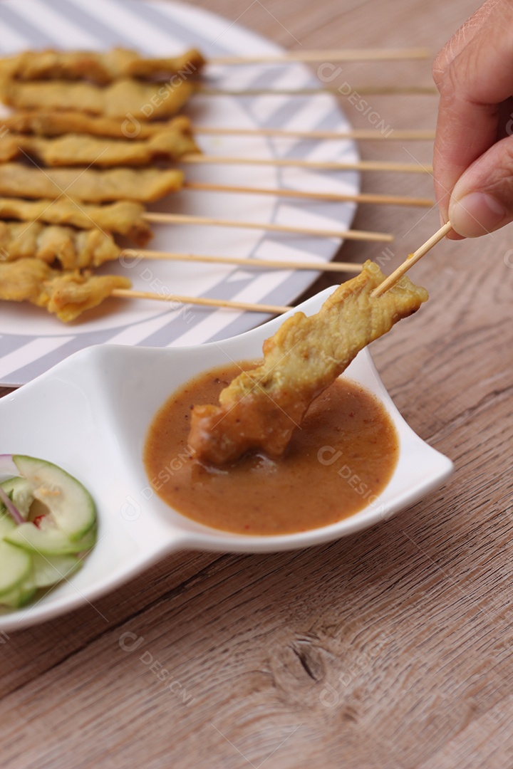 Espetadas de porco, carne de porco grelhada servida com molho de amendoim