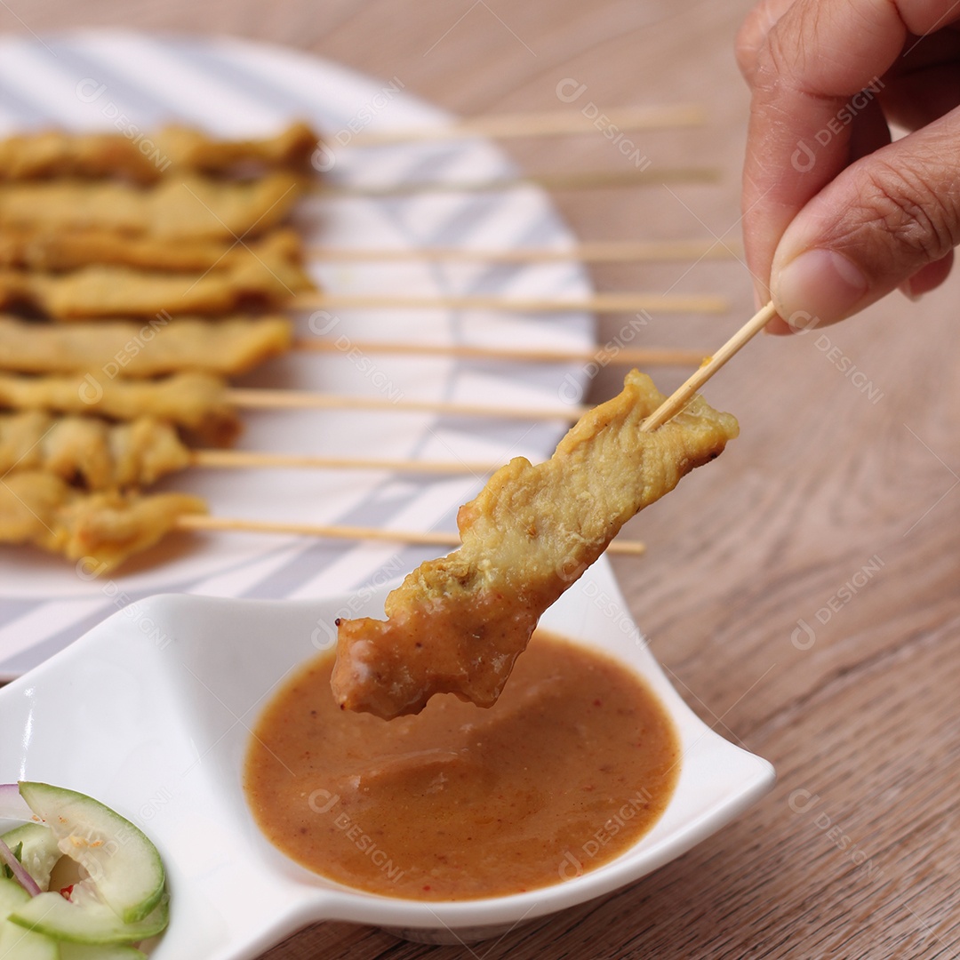 Espetadas de porco, carne de porco grelhada servida com molho de amendoim