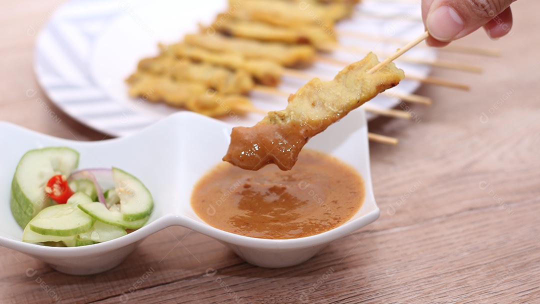 Espetadas de porco, carne de porco grelhada servida com molho de amendoim