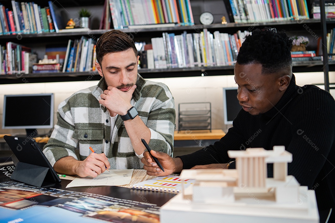 Designers de jovens arquitetos pensando no planejamento de design com a equipe