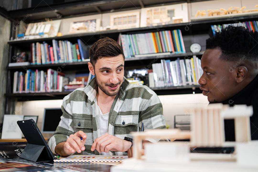 A equipe de designers de jovens arquitetos gosta de conversar e trabalhar