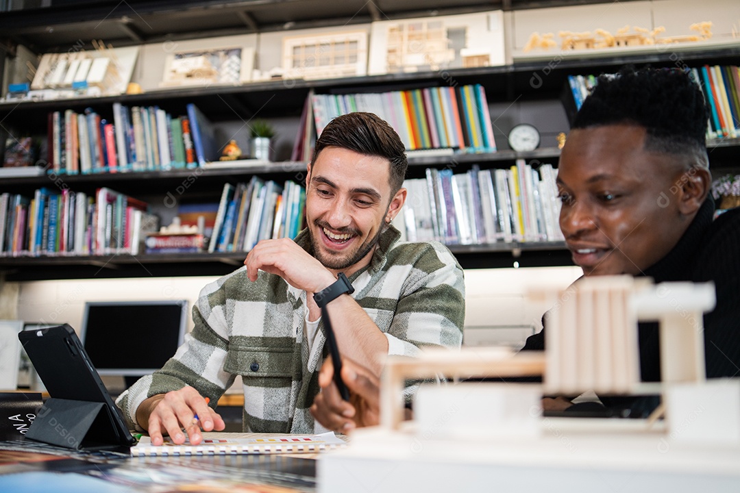 A equipe de designers de jovens arquitetos gosta de conversar e trabalhar