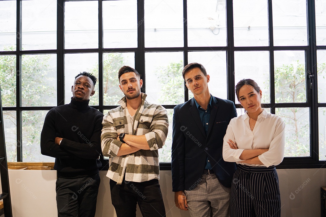 Grupo de diversidade de retratos da equipe de jovens designers criativos procurando