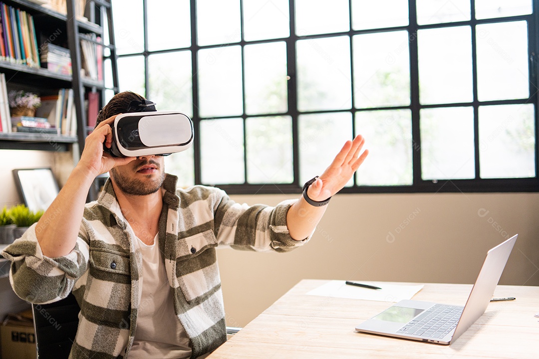 Designer de produto jovem usando óculos VR aproveite a experiência