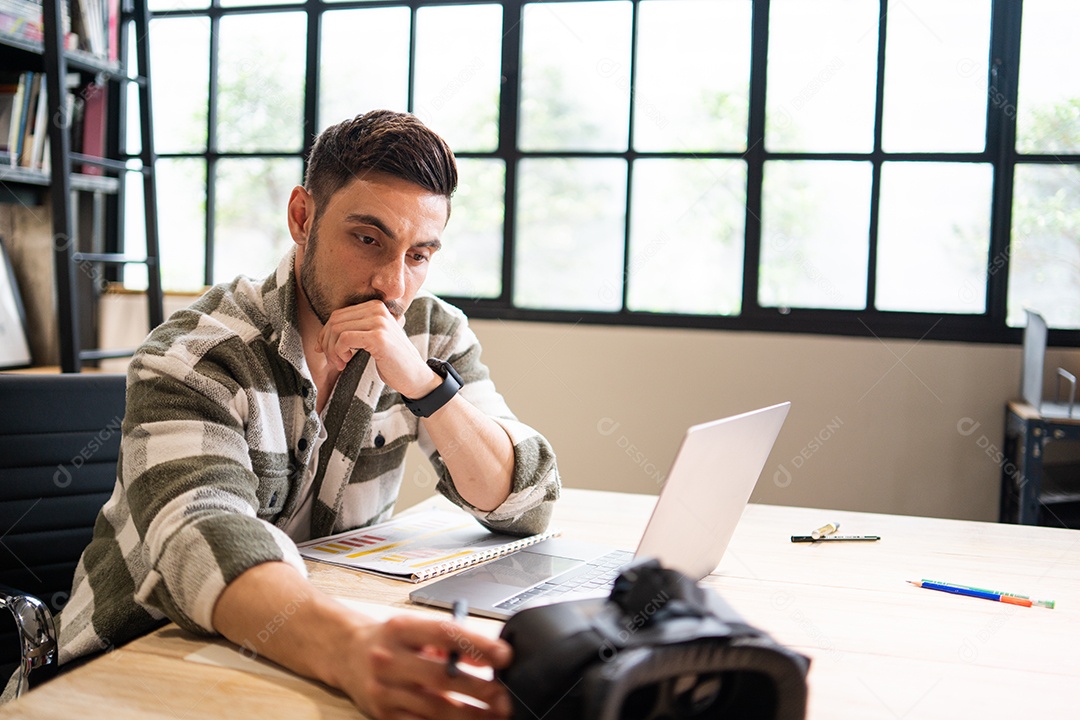 Óculos VR de análise de designer de produto jovem para desenvolvimento de sistema