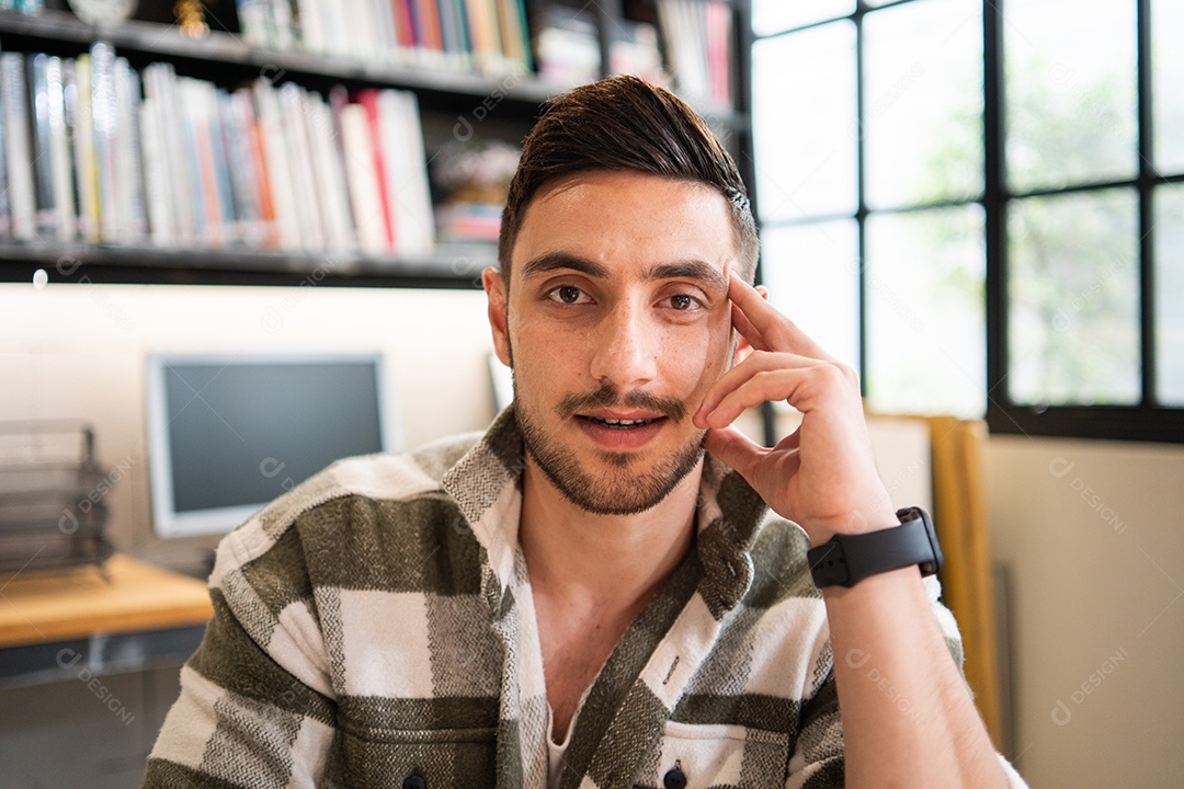 Retrato de homem caucasiano confiante em pose de pensamento olhando