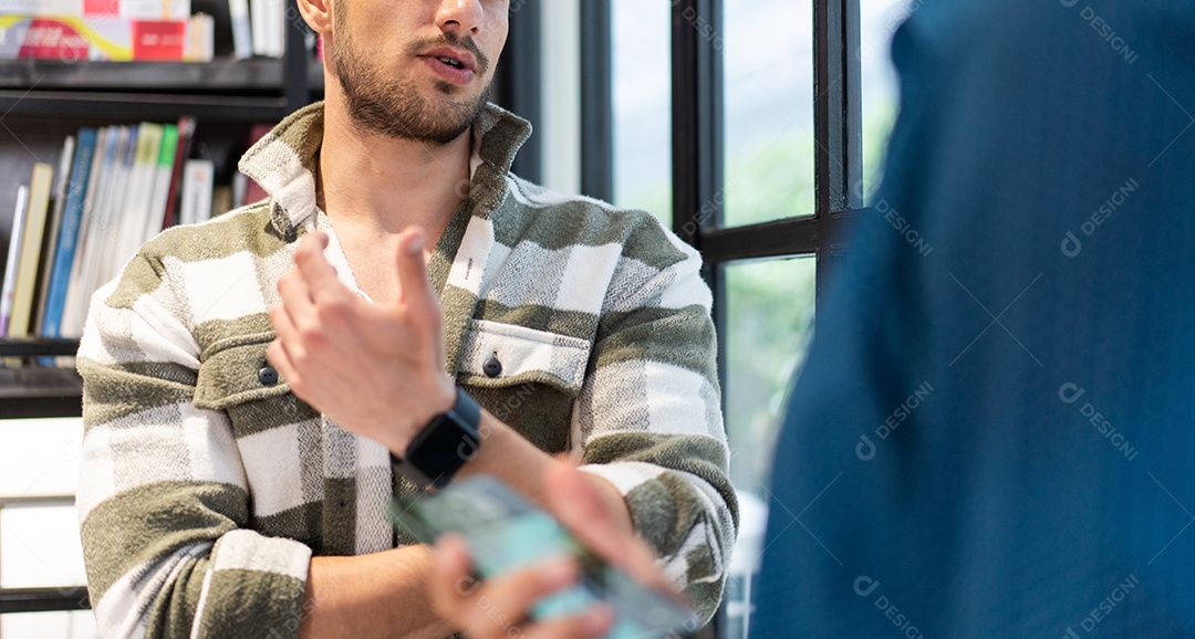 Homem de roupa casual conversando com colega no escritório