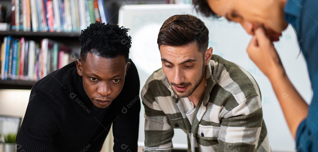 Jovens designers criativos diversos discutindo e fazendo brainstorming