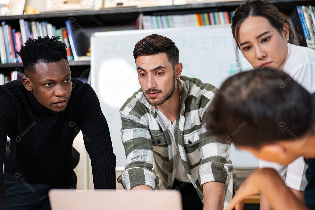 Equipe de jovens designers criativos e diversificados assistindo projeto no laptop